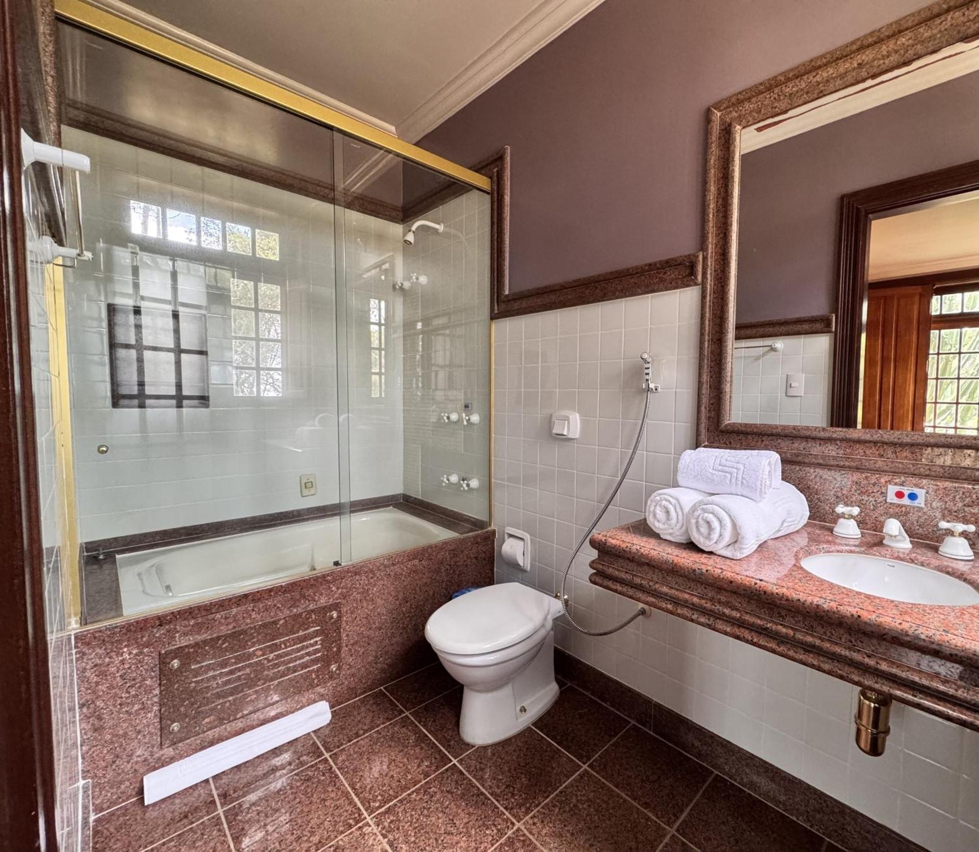 Aroso Paco Hotel Pedra Azul  Eksteriør bilde A bathroom in a hotel